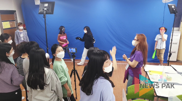 크로마키 장치 앞에서 영상을 찍고 있는 모습