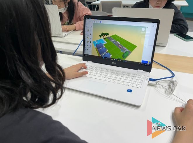 용인특례시 청덕, 영덕, 수지도서관이 이야기가 있는 코딩 사업프로그램을 진행한다 수지도서관에서 코딩교육을 하고 있는 모습