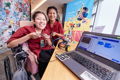 왼쪽부터 Microsoft Thailand가 후원하는 태국 파타야 레뎀프토르회 장애인 기술대학(Pattaya Redemptorist Technological College for People with Disabilities) 소속 지다파 니티위라쿤(Jidapa Nitiwirakun)과 파이린 챠카자(Pairin Chakaja)
