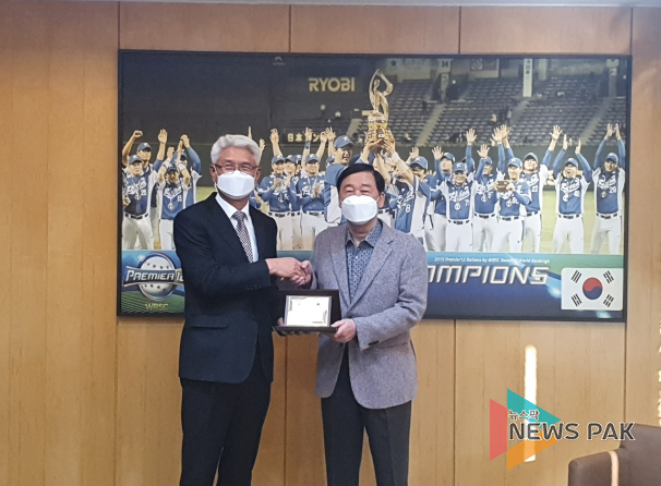 국군체육부대장, KBO 정지택 총재에 감사패 전달