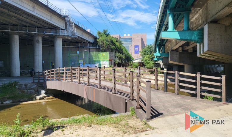 기흥구가 집중호우로 파손된 탄천(보정동 1090번지) 목교를 보수했다.