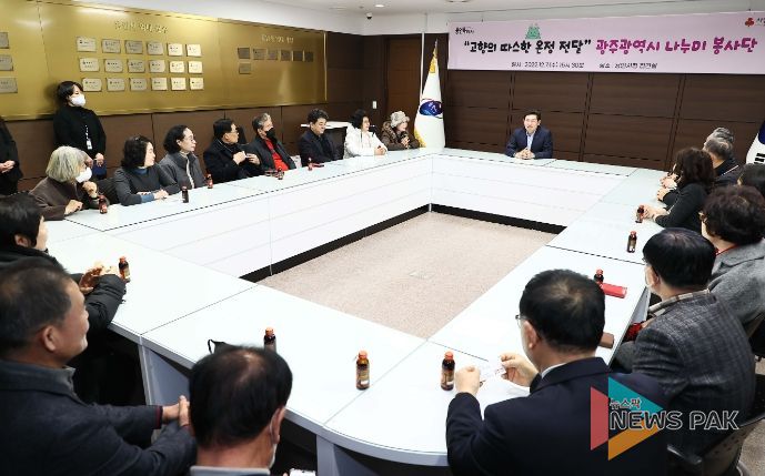 이상일 용인특례시장이 광주광역시 나누미봉사단과 대화를 나누고 있다.