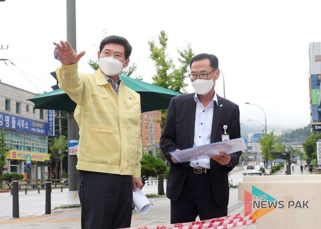 이상일 용인특례시장이 지난8월 집중호우로 수해를 입은 역북지구를 방문해 현장을 살피고 있다