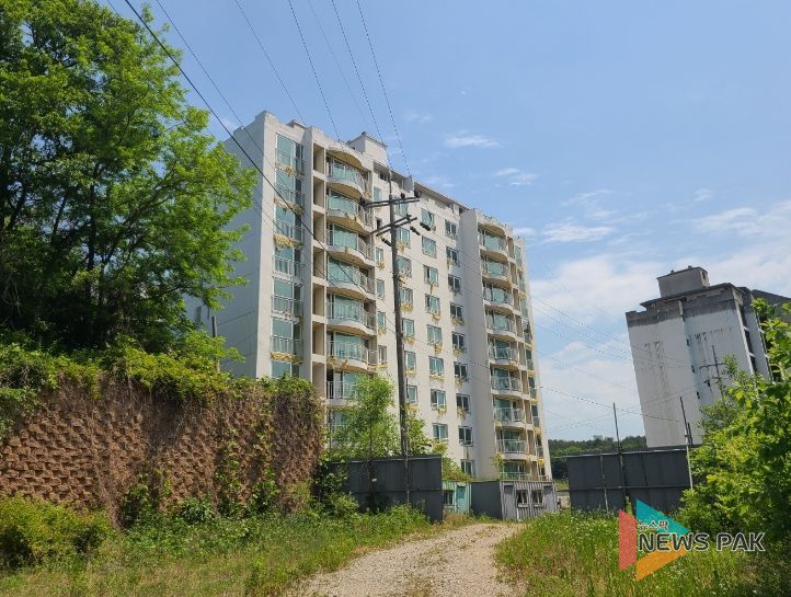 용인특례시가 장기간 공사중단된 건축물 17곳에 대한 정비에 나선다. 처인구 고림동 한 건축물이 공사가 멈춘채 방치돼있다.