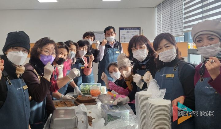 남사읍 주민자치위원들이 어르신에게 대접할 반찬을 만들고 있다.