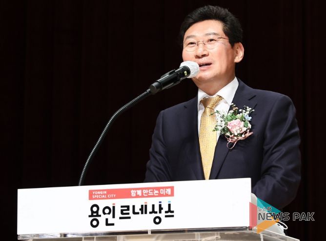 이상일 용인특례시장이 2022 용인시 새마을지도자대회에 참석해 인사말을 하고 있다.