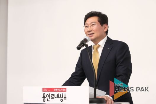 이상일 시장이 14일 시청 컨벤션홀에서 열린 (사)경기도여성단체협의회 용인시지회 사업성과 보고회에 참석해 인사말을 하고 있다.