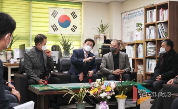 이상일 용인특례시장은 20일 처인구 김량장동 용인중앙시장 제2공영주차장 내 용인중앙시장상인회를 찾아 국토교통부 도시재생사업 공모 선정을 위해 힘을 모은 상인회 관계장와 상인들을 격려하고 축하 인사를 전했다.