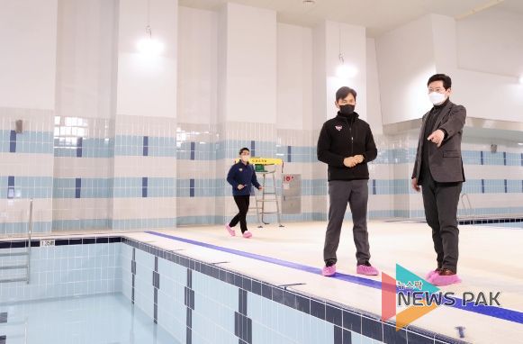 이상일 용인특례시장이 21일 시설개선공사를 마친 용인시평생학습관 수영장을 찾아 시민들의 이용에 문제가 없는지 살피고 있다.