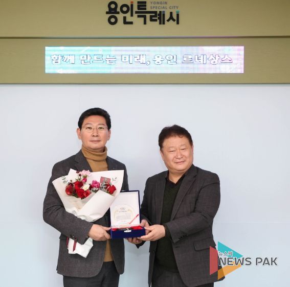 이상일 용인특례시장이 28일 임태희 경기도교육감을 대신해 강원하 용인교육지원청 교육장에게 ‘제38회 경기교육대상’을 전달받고 기념촬영을 하고 있다.