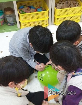 건강한 돌봄놀이터에 참여하고 있는 어린이들의 모습