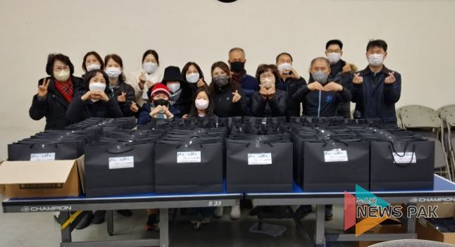 영덕1동은 영덕동마을쟁이와 함께 저소득층 여성에 위생용품을 전달했다