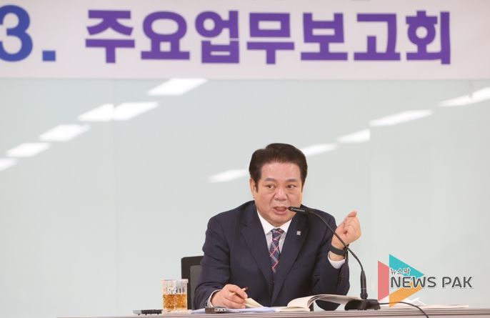 안양시가 4일 최대호 시장 주재로 시청 상황실에서 2023년 주요업무 보고회를 개최하고 있다.