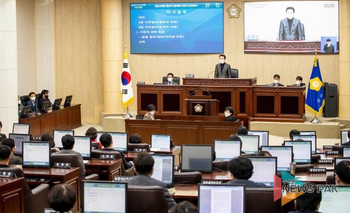 지난해 12월 15일에 열린 제279회 안산시의회 제2차 정례회 제2차 본회의 중 한 장면으로, 의회는 이날 시정질문을 실시하면서 시정에 관한 건설적인 대안을 제시했다.