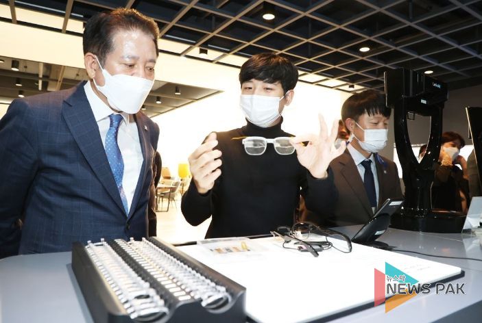 최대호 시장이 관내 광학 대표기업 (주)레티널을 방문해 기업운영과 애로사항을 청취했다