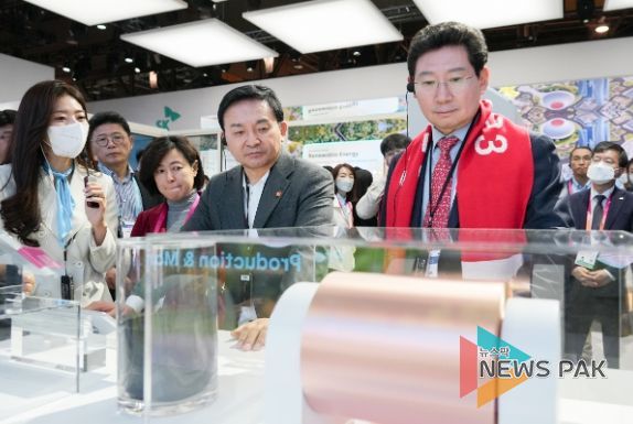 이상일 용인특례시장이 원희룡 국토교통부 장관과 함께 미국 CES 행사장 내 SK관을 살펴보고 있다.