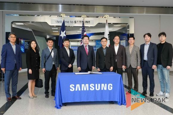 이상일 용인특례시장이 삼성전자 오스틴 공장에서 관계자들과 기념촬영을 하고 있다. (이 시장 좌측이 전병구 삼성 오스틴법인 상무, 우측이 구본영 삼성 오스틴법인 법인장)