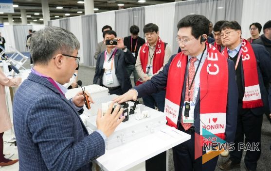 이상일 용인특례시장이 양기일 엠피에스코리아 대표로 부터 설명을 듣고 있다.