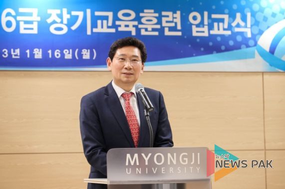 이상일 용인특례시장이 용인시 핵심리더과정(장기교육훈련) 입교식에 참석해 격려사를 하고 있다.