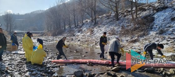 20일 이동읍 행정복지센터 직원들과 이장협의회, 주민자치위원회 위원들이 화재로 오염된 용덕사천 정화 활동을 하고 있다.