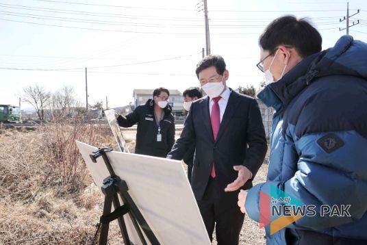이상일 용인특례시장이 30일 처인구 백암면 ‘팜 앤 포레스트 타운’ 조성 사업 부지 현장을 방문해 사업 추진 현황을 살폈다.