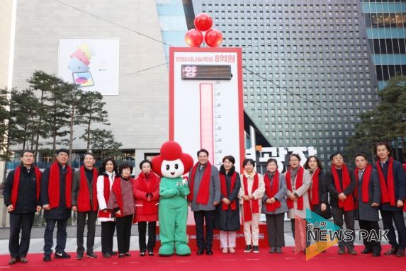 지난 12월 2일 범계역 광장에서 사랑의 온도탑 제막식에 최대호 안양시장이 참석했다.