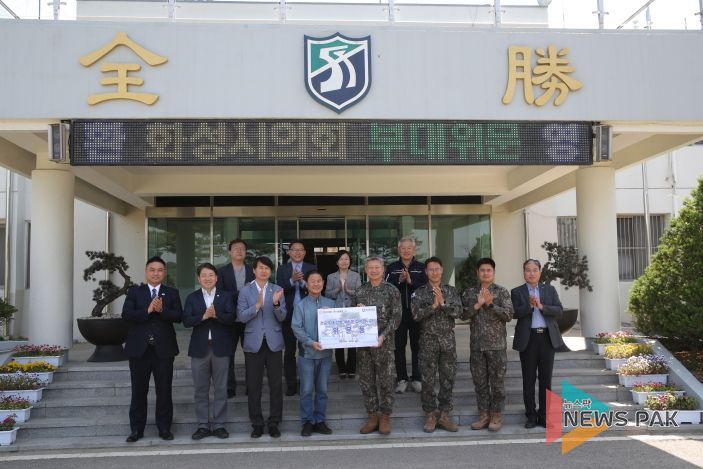 화성시의회 소속 의원들과 제51사단 간부들이 기념촬영을 하고 있다.