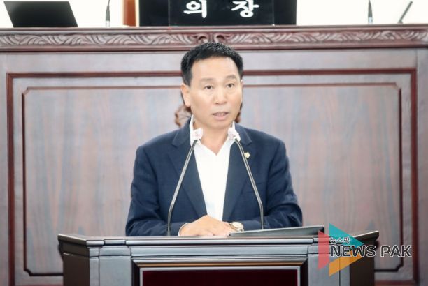 제224회 임시회 제2차 본회의 중 결의안을 대표발의한 정흥범 의원이 제안설명을 하고 있다