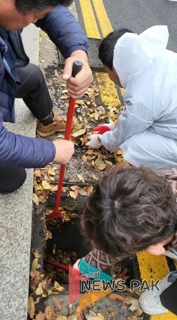 광명시 하안1동 행정복지센터는 지난 11월 30일 동 자율방재단과 직원들이 참여한 가운데 하안동 우체국 사거리를 중심으로 빗물받이 낙엽 청소를 진행했다.