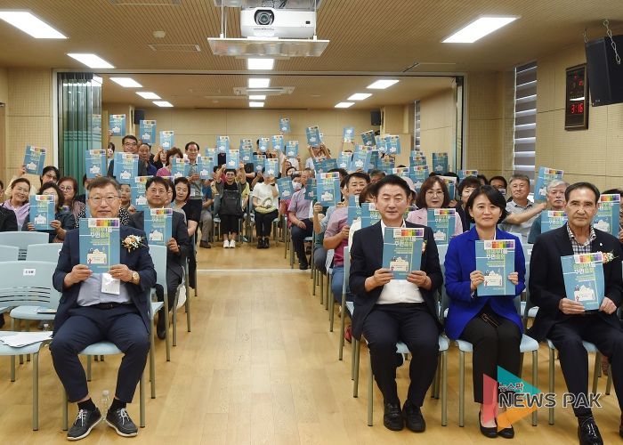 김동근 시장이 7월 17일 의정부1동 주민총회에서 참석자들과 함께 기념사진을 찍고 있다.