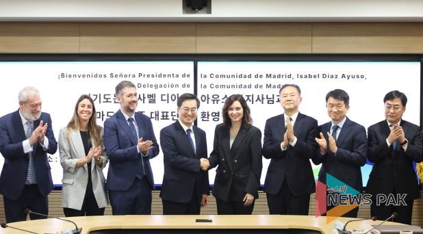 25일 오후 경기도청 서희홀에서 김동연 경기도지사가 이사벨 디아스 아유소 (Isabel Díaz Ayuso) 스페인 마드리드주 주지사와 마드리드주 대표단 등과 기념촬영을 하고 있다.