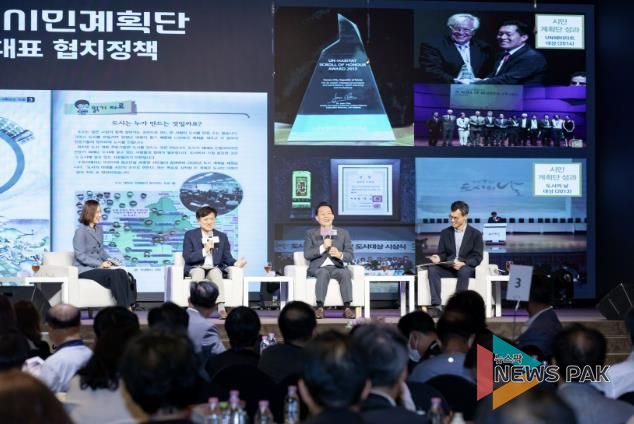지난해 9월10일 개최된 2024 도시정책 시민계획단 원탁토론회에서 이재준 수원시장과 도시 전문가들이 토크 콘서트를 진행하고 있다.