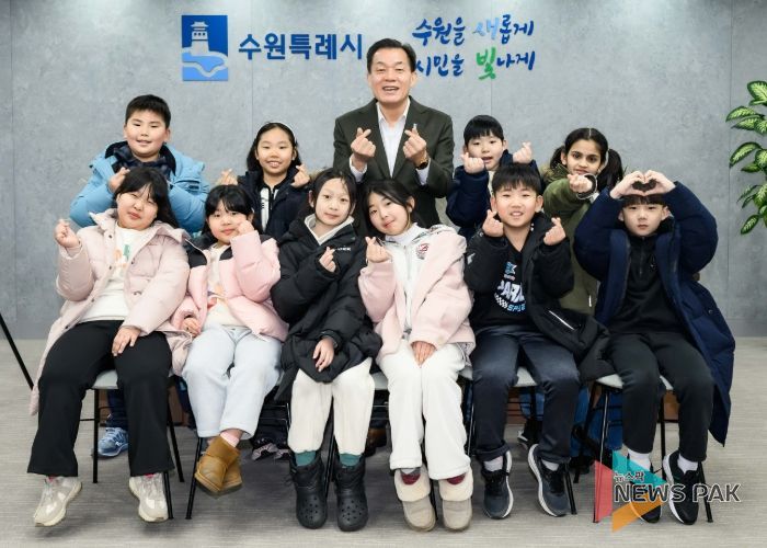 이재준 수원시장(두번째 줄 가운데)이 The꿈지역아동센터 이용 초등학생들과 기념사진을 촬영하고 있다.
