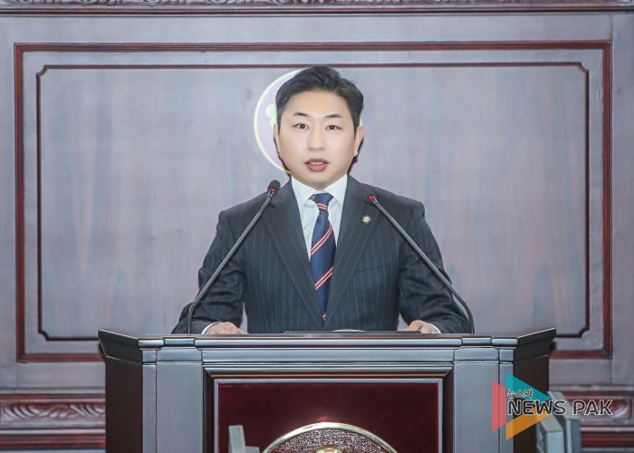 본회의장에서 발언 중인 김종복 의원