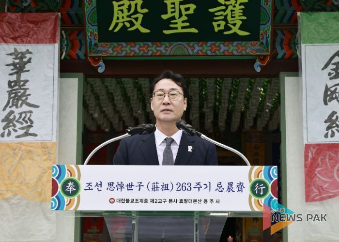 정명근 화성특례시장이 16일 용주사 호성전에서 열린 사도세자 추모 263주기 기신제에서 격려사를 하고 있다.