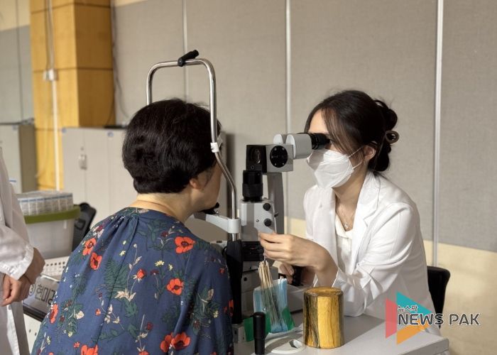 ‘추석맞이 화전동 무료안과검진’을 받고 있는 어르신