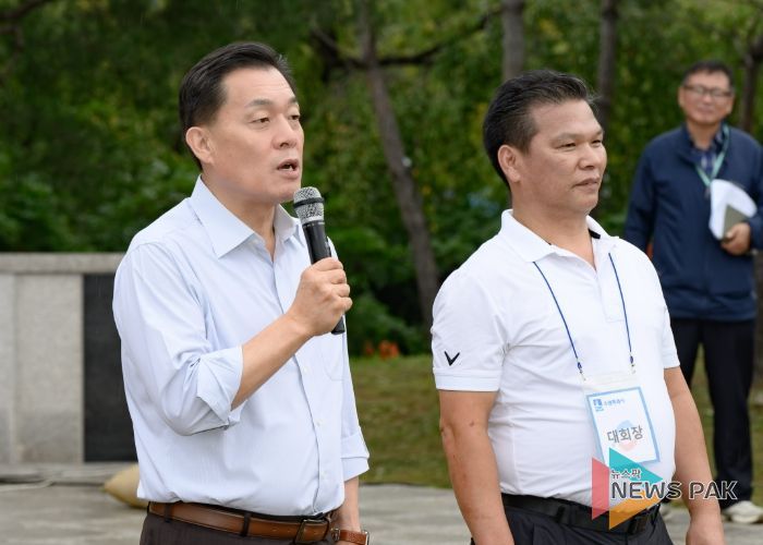 이재준 수원시장이 제28회 수원시 가로 환경관리원 한마음 체육대회에서 인사말을 하고 있다.
