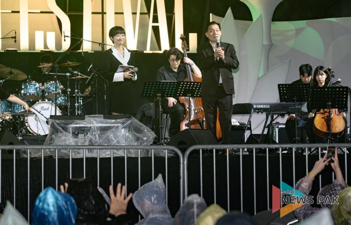 이재준 수원시장이 관객들에게 인사하고 있다.