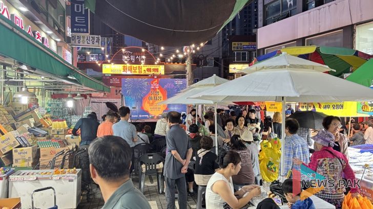 북수원시장 캠프파이어 야시장 ‘불멍한잔, 시장한입’에서 시민들이 행사를 즐기고 있다.