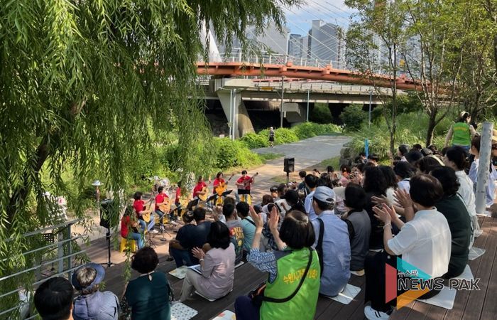 ‘수원 새빛가족 소통캠프’에 참가한 가족들이 공연을 즐기고 있다.