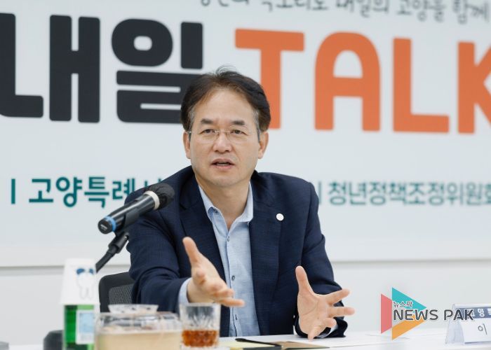 청년들의 고민에 공감하며 답변 중인 이동환 고양특례시장