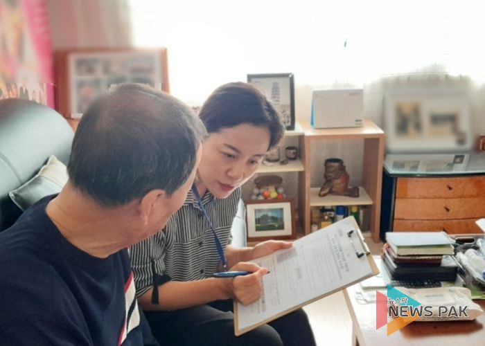 공공임대주택 입주 가구를 방문해 주거상향 만족도 조사를 하고 있다.