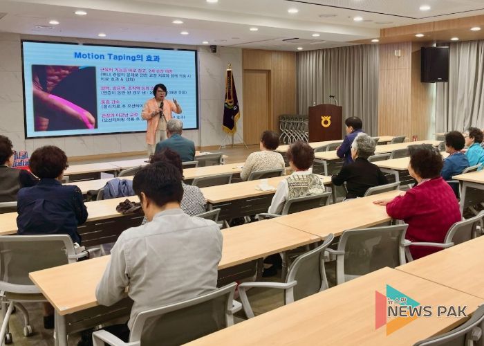 지난 17일 광명농협 대회의실에서 '내·오 기억캠퍼스' 인지건강 프로그램을 진행하고 있다.