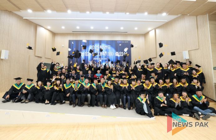 정명근 화성특례시장과 2025년 그린농업기술대학 졸업생들이 22일 함께 기념 촬영을 하고 있다