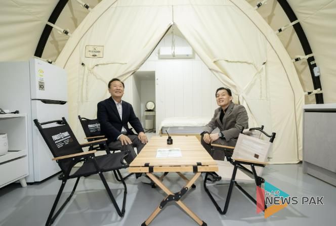 이재준 수원시장(오른쪽)과 박현국 봉화군수가 글램핑 시설을 살펴보고 있다.