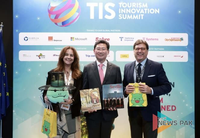 스페인 세비야 피베스(FEBIS)에서 이상일 시장(가운데)과 안토니오 카스타뇨 세비야시 관광청장(오른쪽)이 기념품 전달 후 기념 사진을 촬영하고 있다