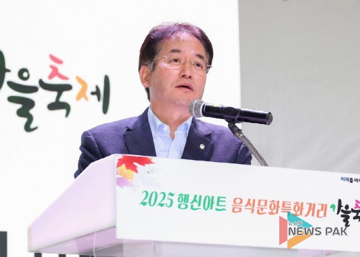 ‘행신아트 음식문화 특화거리 가을 축제’에서 인사말 중인 이동환 고양특례시장