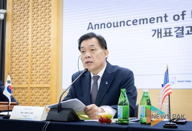 WTA 제7대 회장으로 선출된 이재준 수원시장이 총회에서 발언하고 있다.