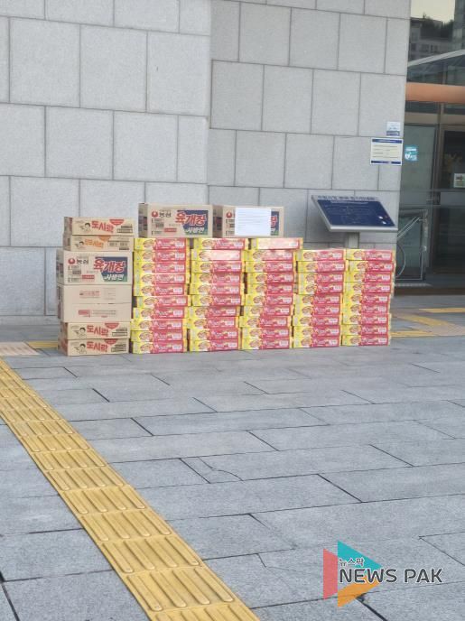 익명의 기부자가 수원시청 앞에 두고 간 컵라면 상자