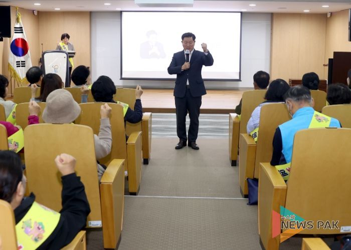 박승원 광명시장이 28일 오후 한국폴리텍대학 광명융합기술교육원 강당에서 열린 ‘광명안전단’ 발대식에 참석해 구호를 선창하고 있다.